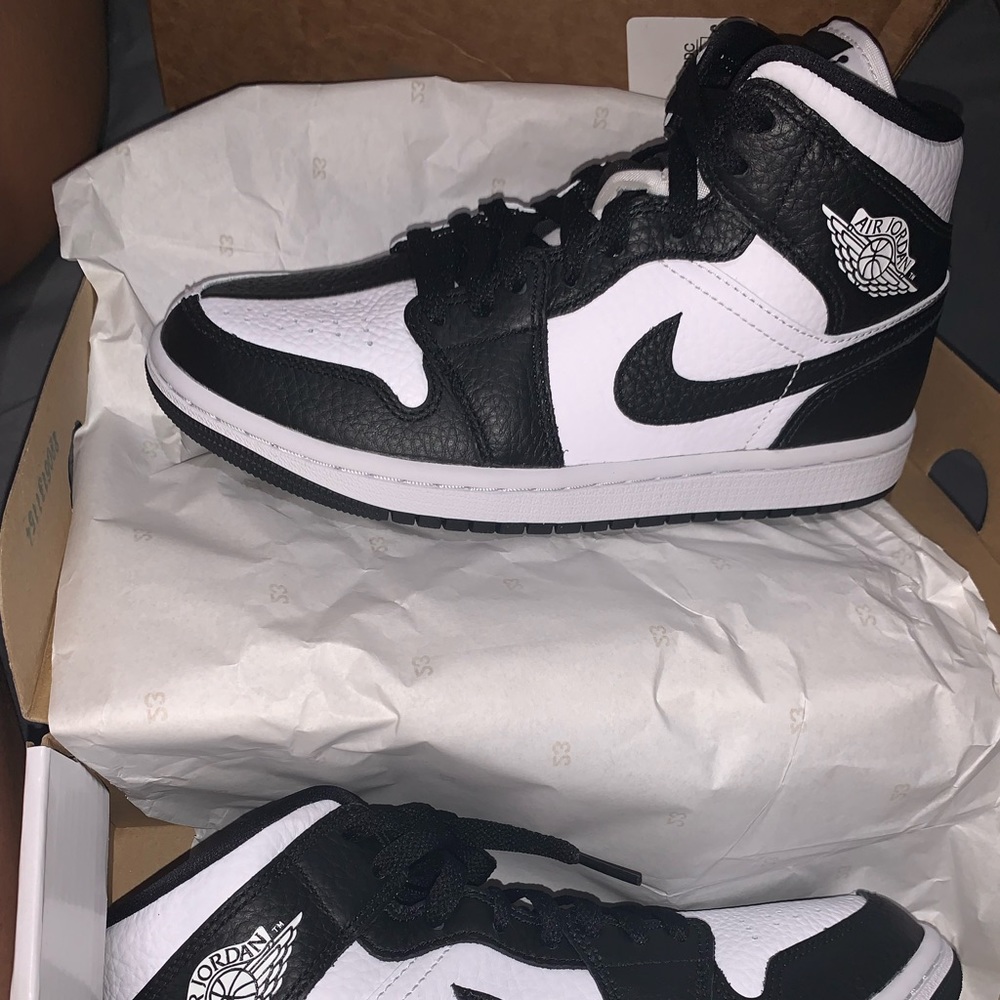 Brand new Wmns Air Jordan 1 Mid SE ‘Homage’